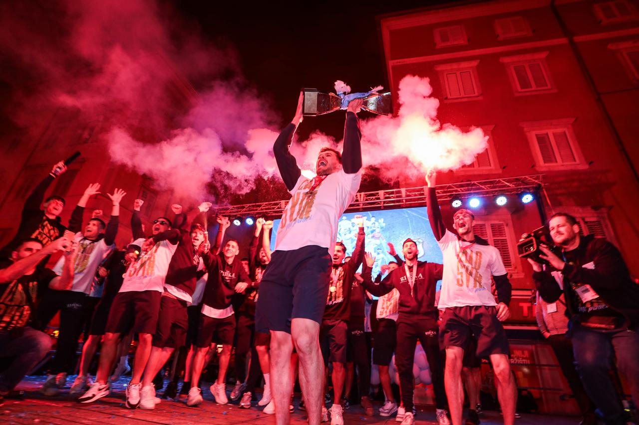 Igrači HNK Rijeka s navijačima na Korzu proslavili osvajanje prvenstva Hrvatske
