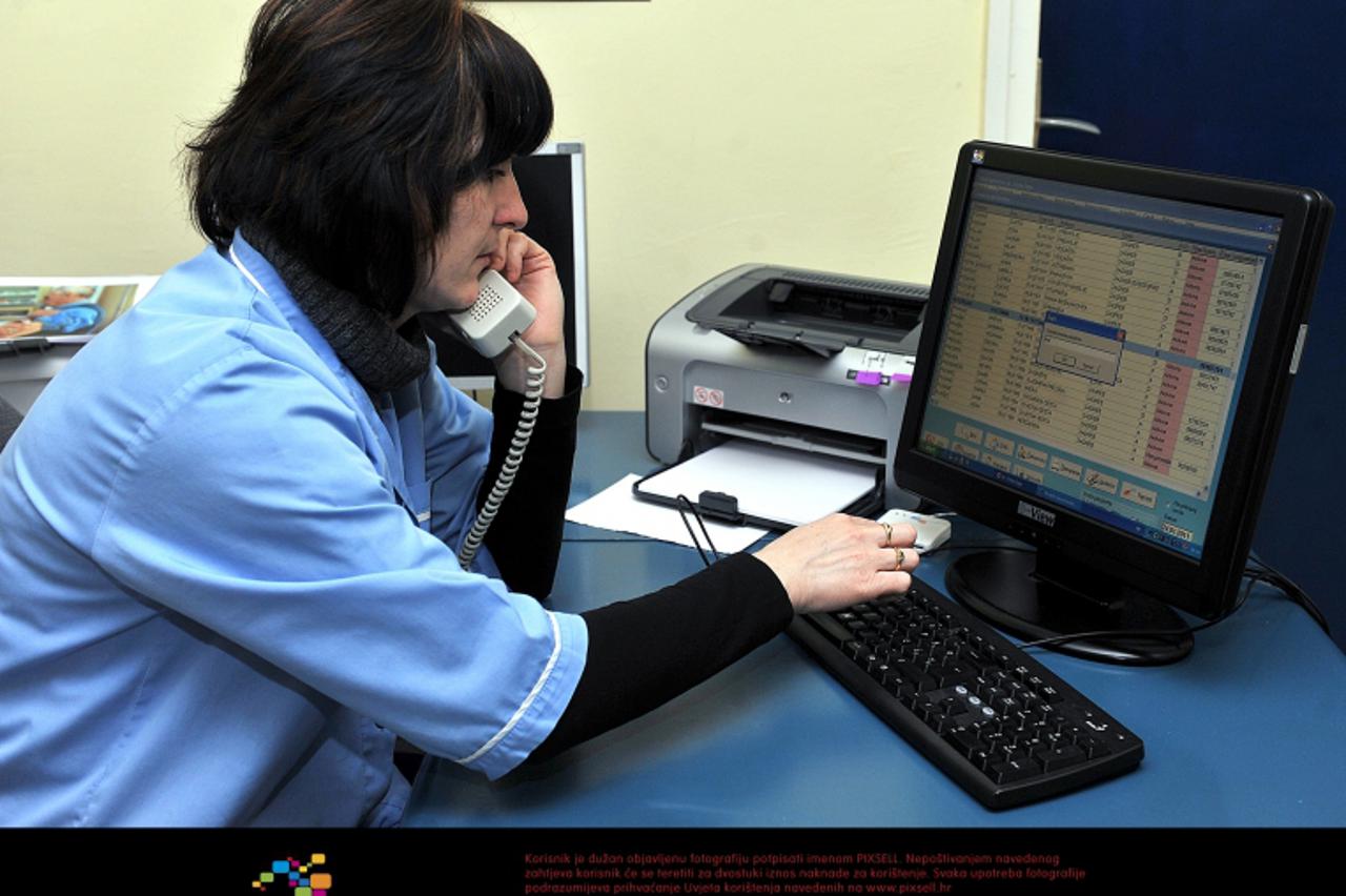 '24.01.2011., Dom zdravlja Cvjetno, ambulanta, Zagreb - Sedam dana prije planiranog roka e-recept mijena papirnati recept za izdavanje lijekova na podrucju cijele Republike Hrvatske. Medicinska sestra