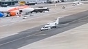 VIDEO Fiat Panda presjekla put avionu na pisti i zabila se u njega, sve snimile nadzorne kamere