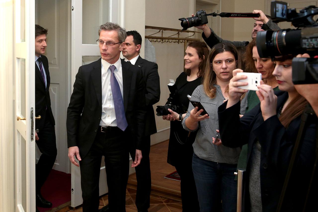 09.02.2016., Zagreb -  Predsjednik Vlade Republike Hrvatske  sastao se  danas na radnom rucku u Banskim dvorima  sa Servaasom Derooseom, zamjenikom glavnog direktora Glavne uprave za ekonomska i financijska pitanja Europske komisije. Na Sastanku su bili i