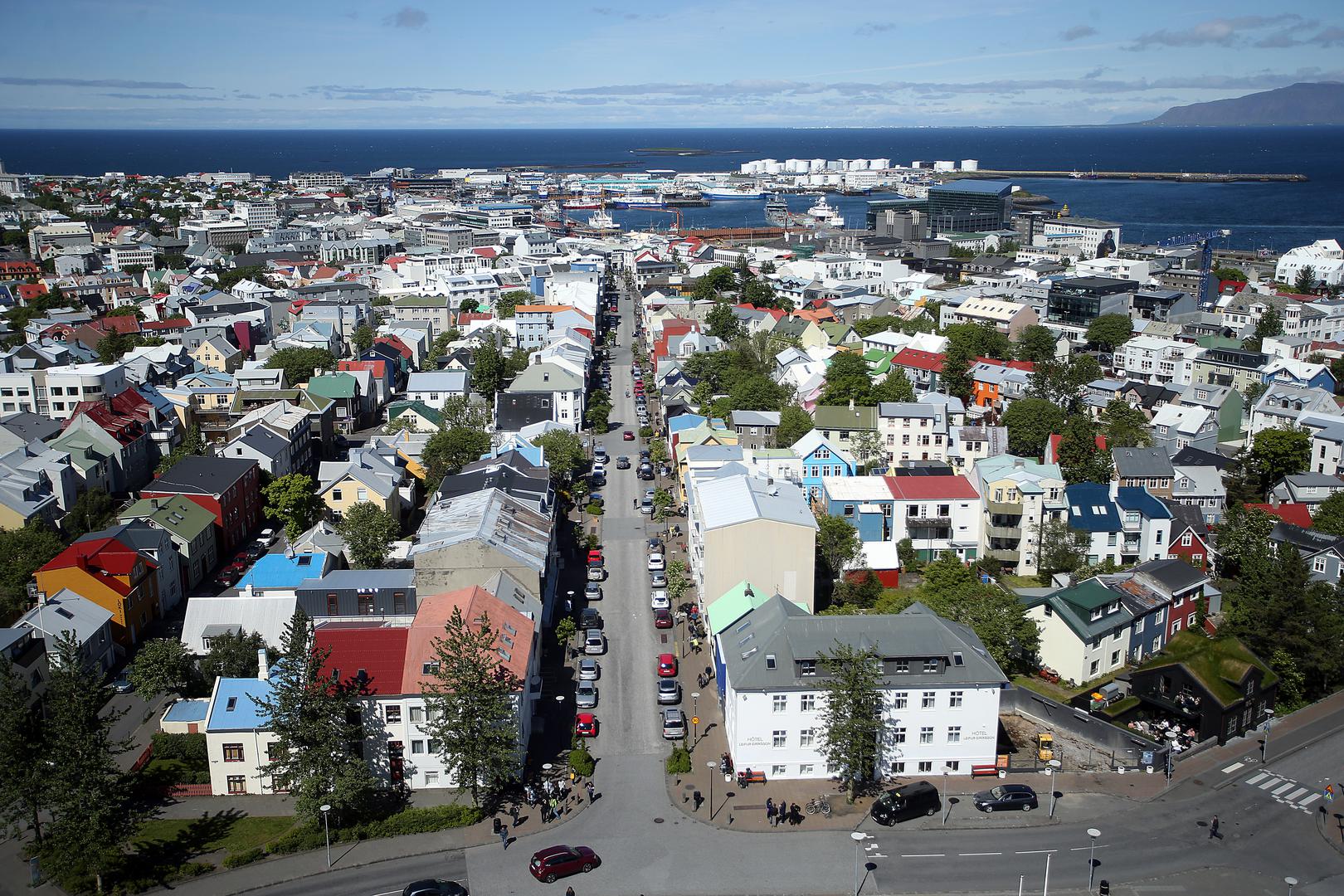To znači da je među najmirnijim zemljama na svijetu. Island je izrazito bogat svježom vodom i drugim resursima.