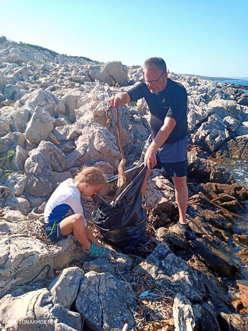 Njemačku obitelj koja ljetuje u Hrvatskoj šokirala je količina smeća koju su zatekli na jednoj plaži na Cresu pa su ga odlučili sami počistiti.