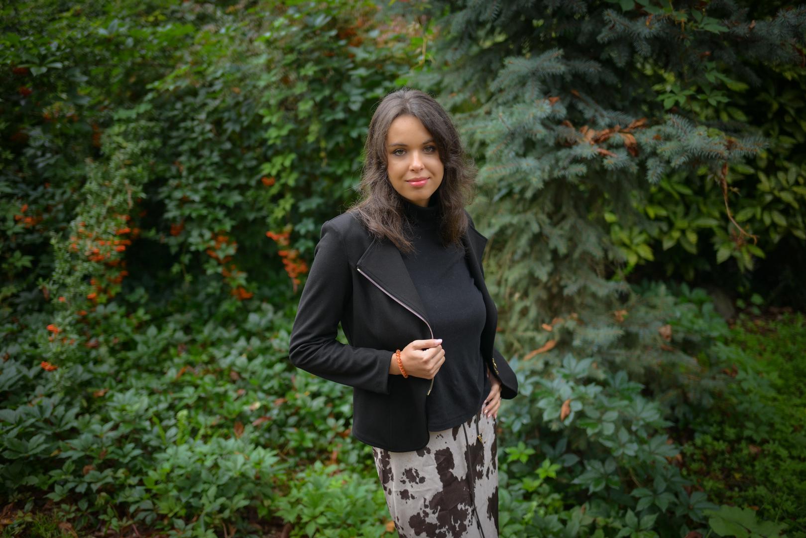 Čim su stigli u bolnicu liječnica im je rekla da se pozdrave s kćeri i dodala da joj jedino Bog može pomoći. Sva u suzama majka je krenula u crkvu, jedinu katoličku u Podgorici, gdje je naišla na časnu sestru. Ispričala joj je što se dogodilo, a ona joj je uz riječi utjehe poklonila i dvije krunice. - Uz jednu se molila, a drugu je stavila meni pod jastuk. I tako sam preživjela prvu i najkritičniju noć - kaže. Dva je tjedna bila u komi, sasvim svjesna svega što se oko nje događa. - To je predivno stanje i nešto najmirnije što sam osjetila - otkriva Zagrepčanka. Nakon što se probudila u bolnici, ničega, kaže, nije bila svjesna. Mama joj je rekla da joj je puknula malformacija, no njoj ništa nije bilo jasno. Liječnici su joj savjetovali da se i ne pokušava prisjetiti svega što se dogodilo jer se toga nikada neće sjetiti. I vjerojatno i ne bi da se sve ono što se dogodilo nije ponovilo u snu.