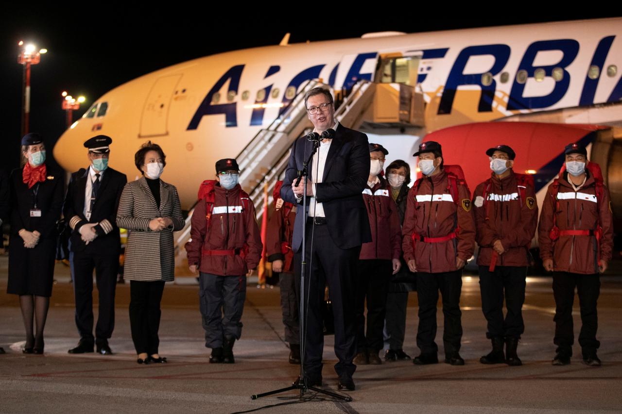Aleksandar Vučić s medicinskim osobljem iz Kine