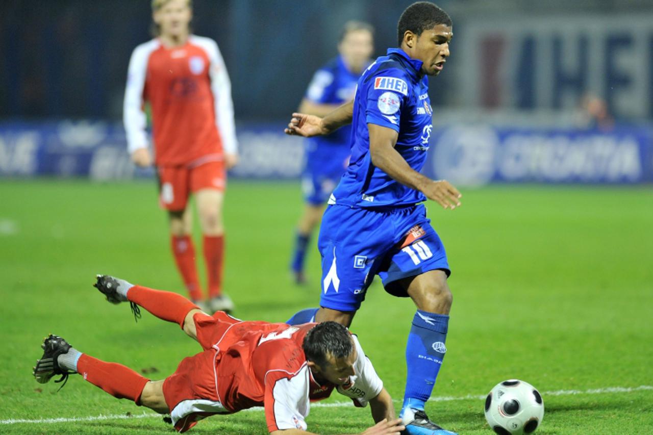 'sport 25.10.2009.Zagreb, Maksimir - 12. kolo Prve Hrvatske nogometne lige, susret izmedju NK DInamo i NK Cibalija. Josip Lukacevic i Sammir. Photo: Antonio Bronic/VLM'