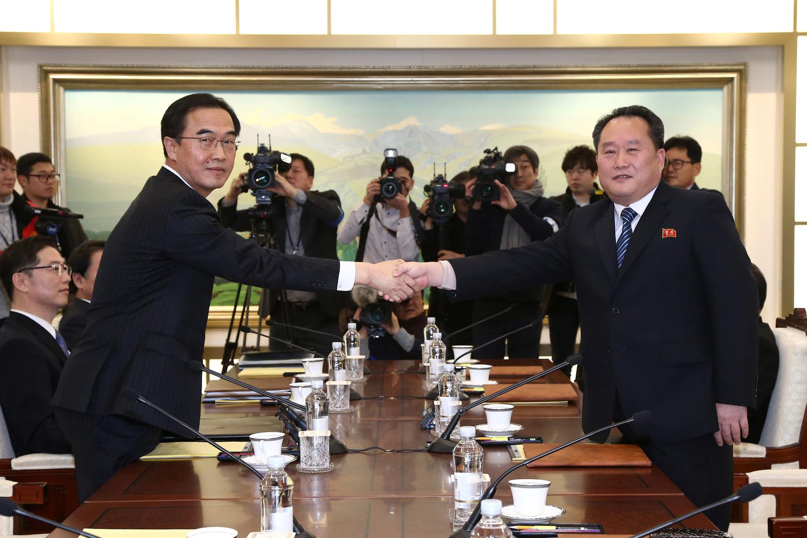 Šef južnokorejske delegacije Cho Myoung-gyon i njegov sjevernokorejski kolega Ri Son Gwon