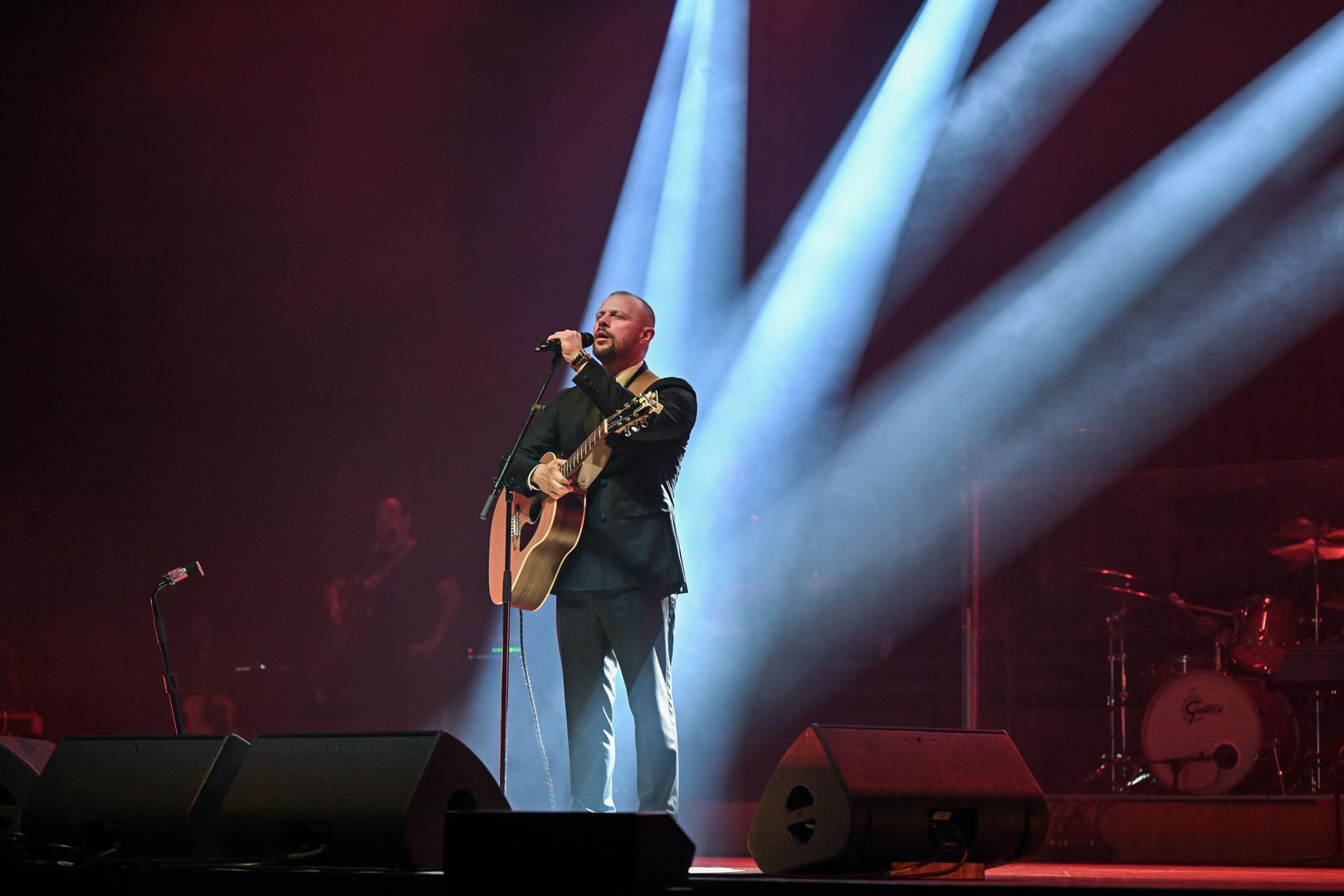 Alan se posebno radovao gostovanju zbora Izvor, čiji rad prati već godinama. Dugo je priželjkivao priliku za suradnju s njima, a ovaj koncert bio je idealna prilika da se ta želja napokon ostvari. Prava večer slavljenja nije prošla ni bez popularnih pjesama koje imaju milijune pregleda na glazbenim platformama – „Moj je ljubljeni“, „Evo ovdje je više od Jone“ i „Velik si / Divan si“.

