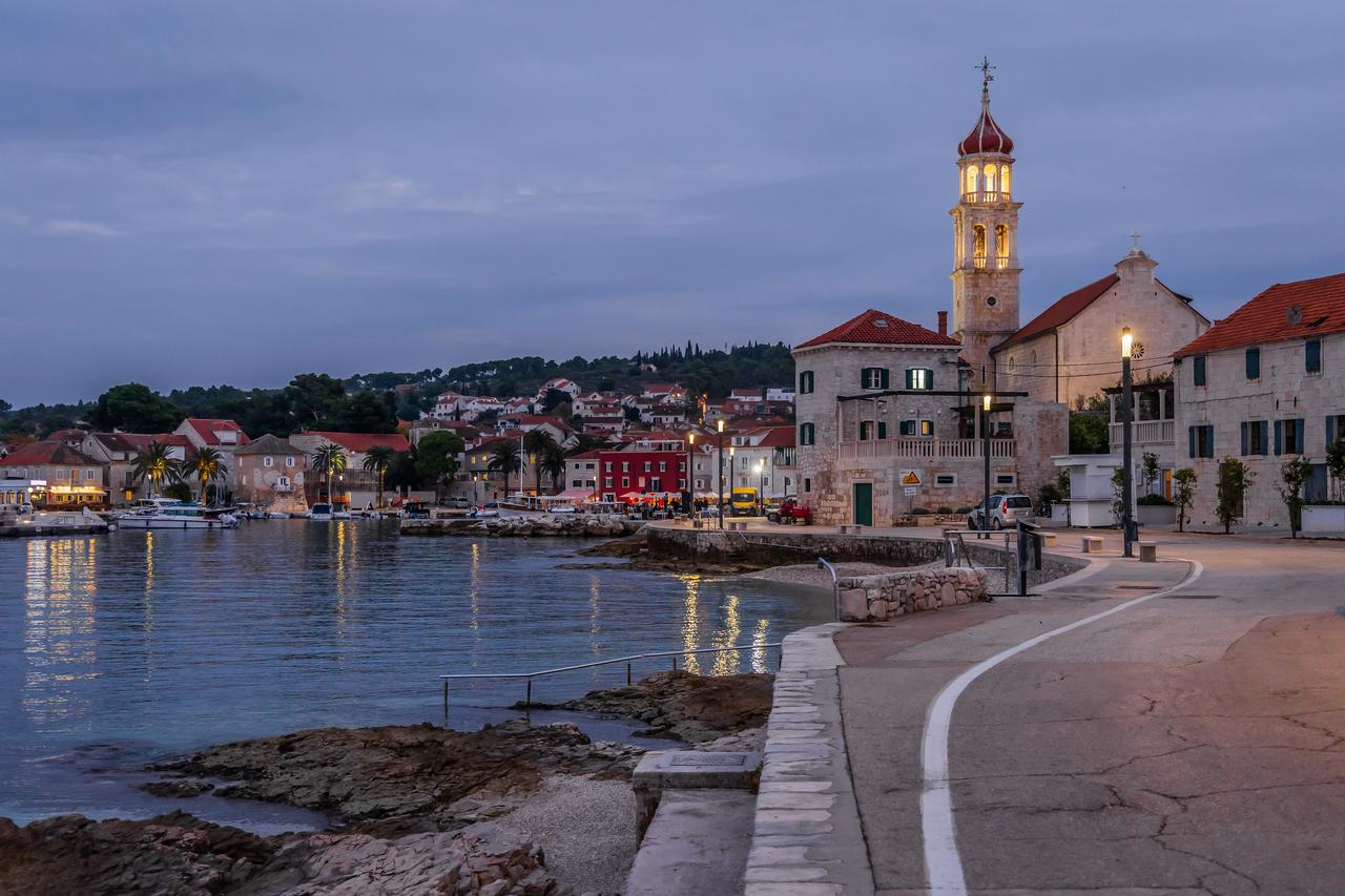 Jesensko predvečerje u malenom bračkom mjestu Sutivan
