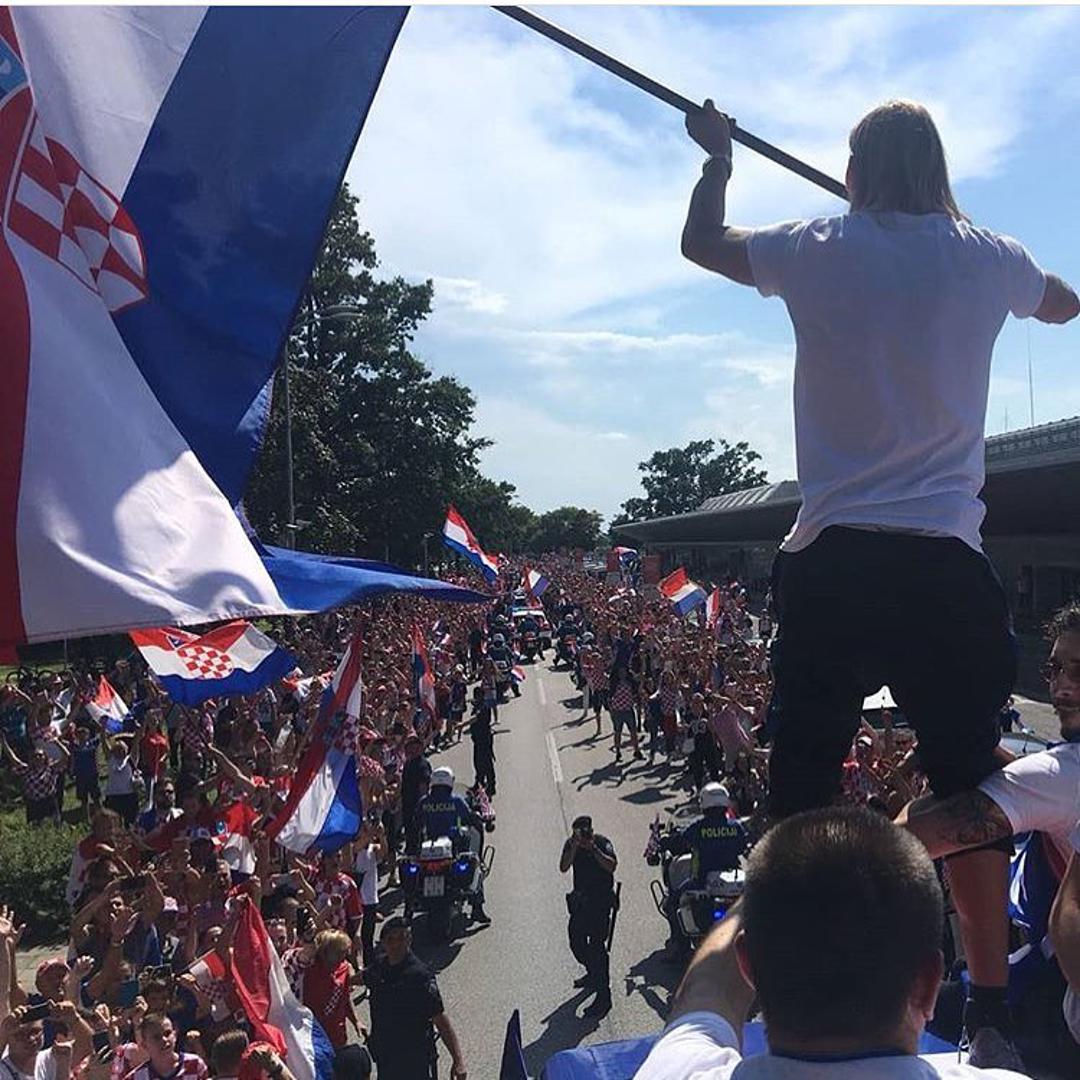 Domagoj Vida predvodio je slavlje i mahao zastavom.