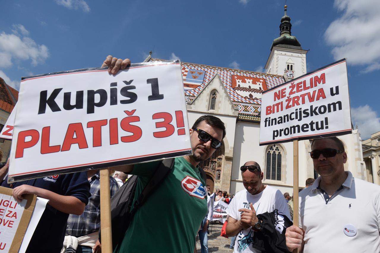 25.04.2015., Zagreb - U organizaciji udruge Franak odrzan je prosvjed na kojemu su gradjani pokazali nezadovoljstvo situacijom u drzavi. Prosvjednici su se okupili na Trgu dr. Franje Tudjmana odakle su krenuli prema Trgu bana Josipa Jelacica gdje su se po