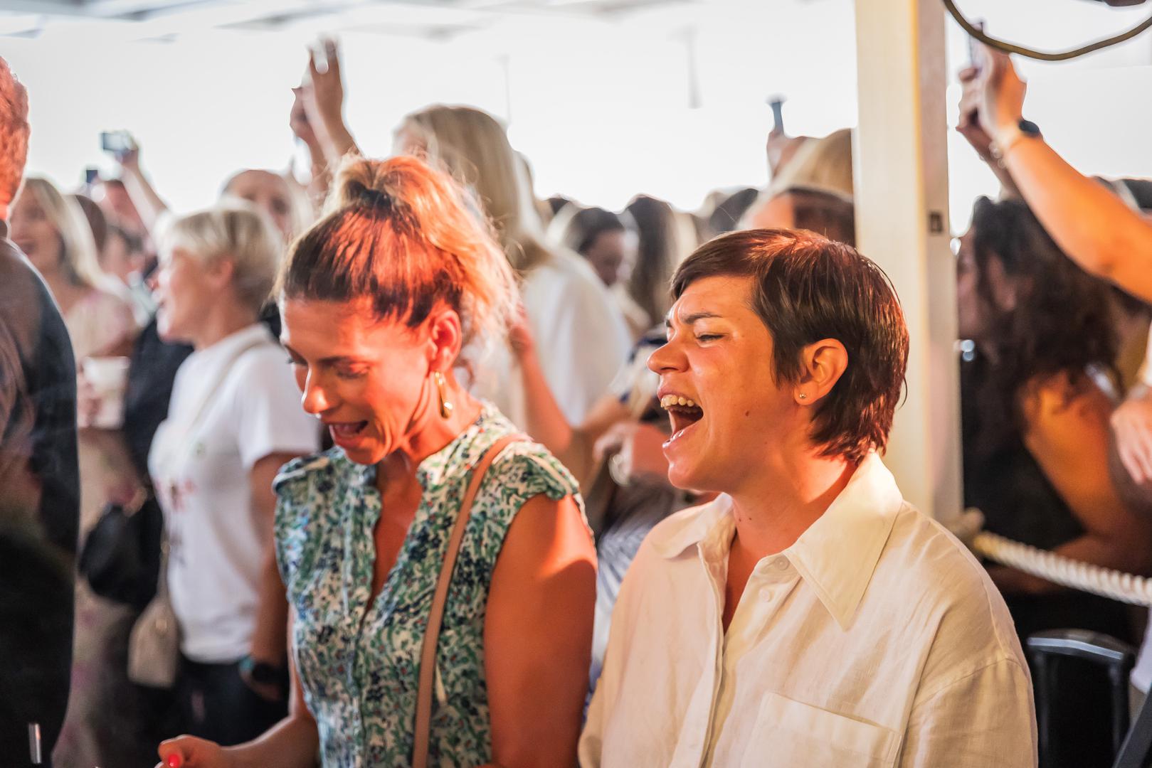 I glumci Marija Škaričić, Goran Navojec i Jelena Perčin pridružili su se glazbenicima i zapjevali poznate Oliverove hitove.