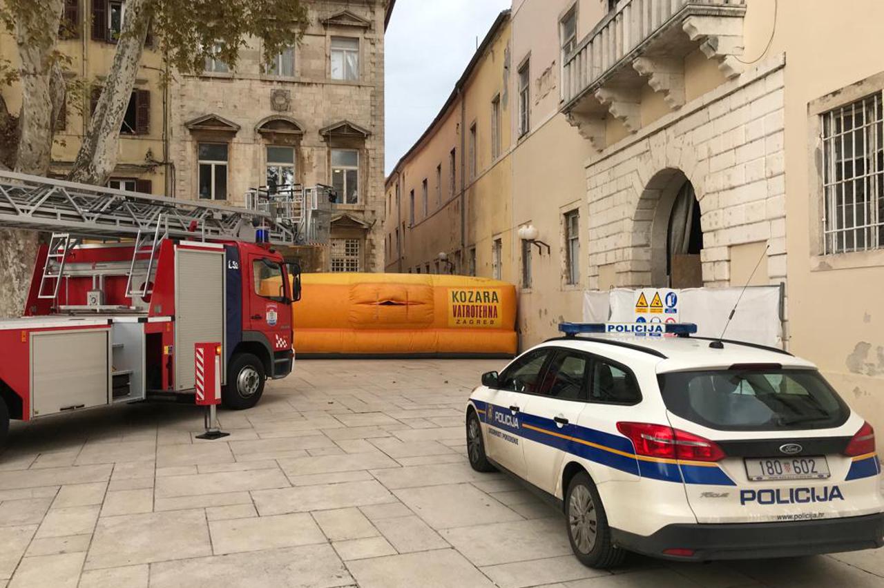 Muškarac prijeti da će skočiti sa zgrade u Zadru