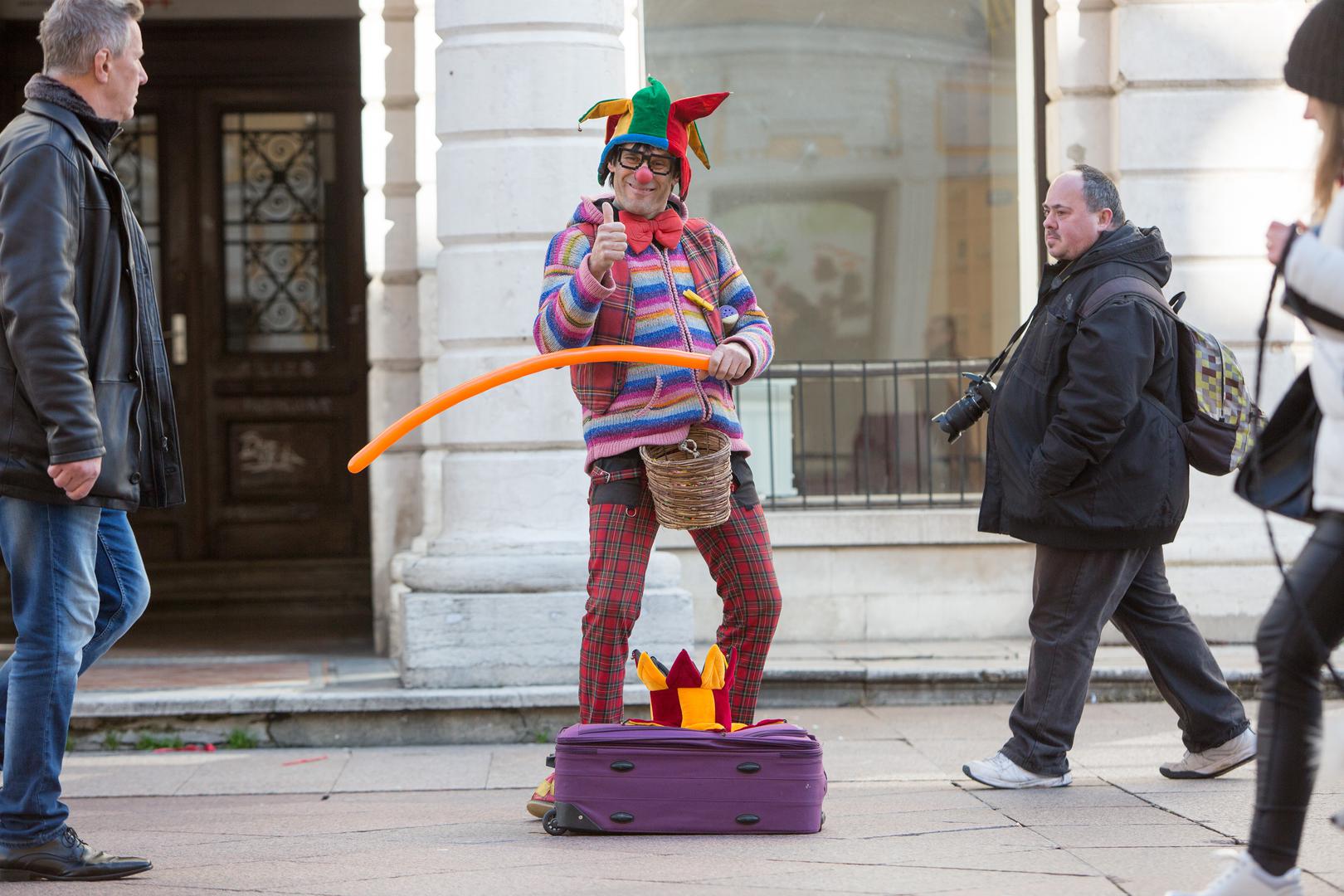 U Rijeci pak na Korzu klaun zabavlja djecu i ostale prolaznike.