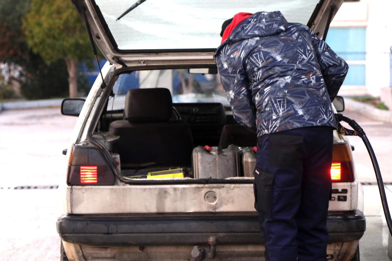 Gorivo od danas drastično jeftinije, litra benzina manje od 10 kuna 