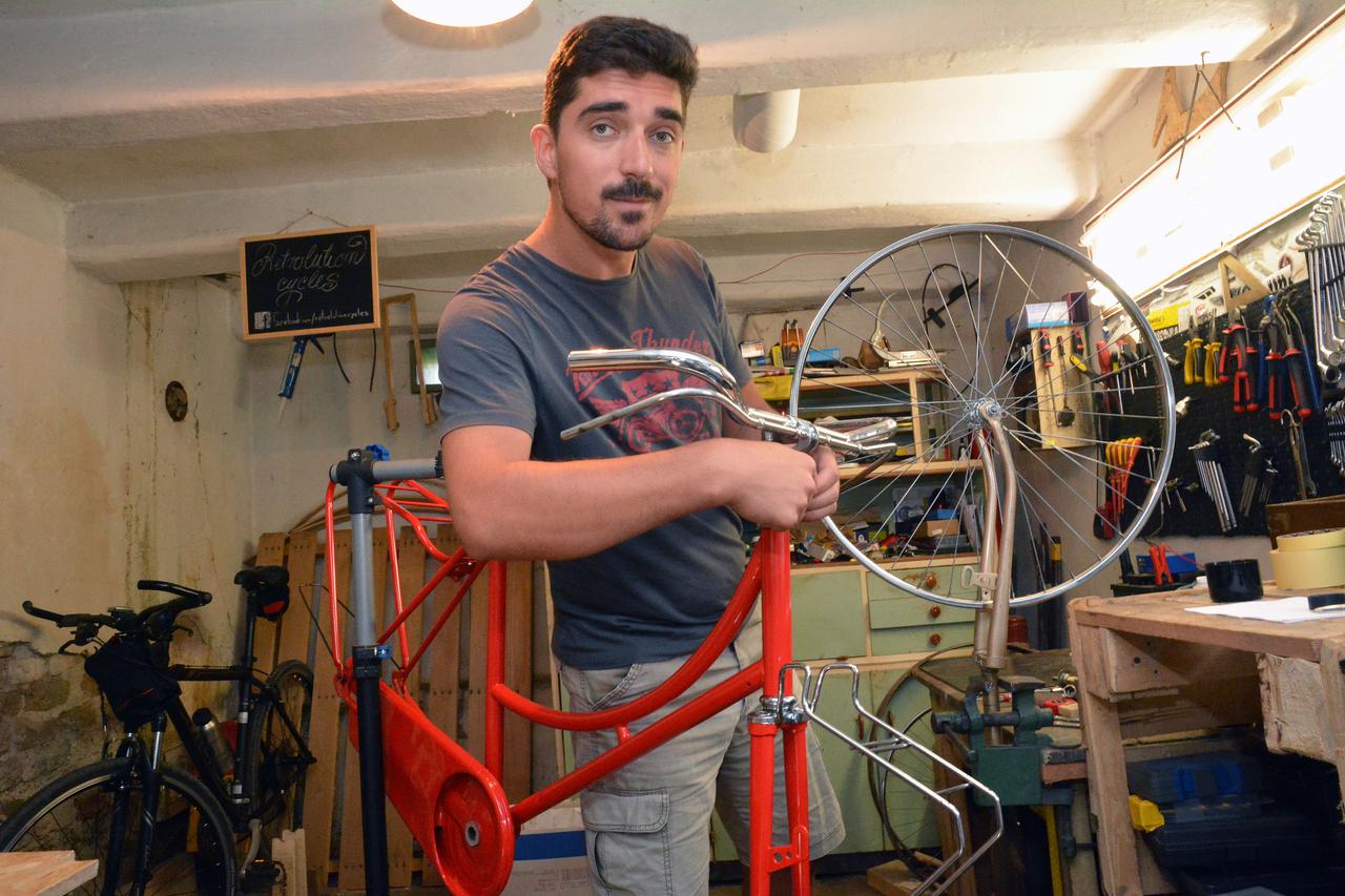 Dinko Glad iz Batrine izrađuje i popravlja razne vrste starih i neobičnih bicikala