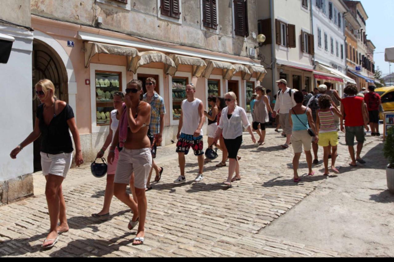 '22.07.2010., Porec - Nepoznati pljackasi opljackali su zlatarnicu Veritas u centru Poreca uz pomoc vozila hitne pomoci kojim su uspjeli uci u ulicu koja je zatvorena rampom.  Photo: Hajrudin Merdanov
