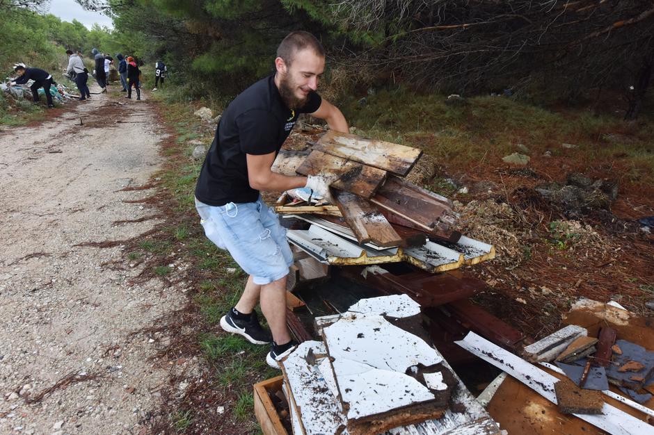 Volonteri čistili smeće u Jadrtovcu, malom mjestu pokraj Šibenika