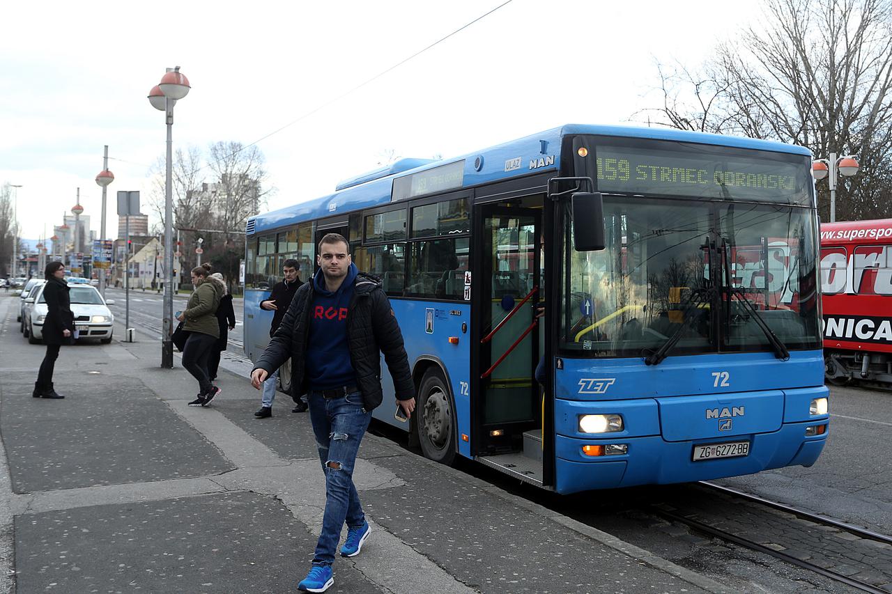 05.02.2016., Okretiste autobusa na Savskom mostu, Zagreb - Putnici na liniji 159, Savski most - Strmec Odranski zale se jer navedena linije ne vozi nedjeljom.  DKS_56132059 Photo: Goran Stanzl/PIXSELL