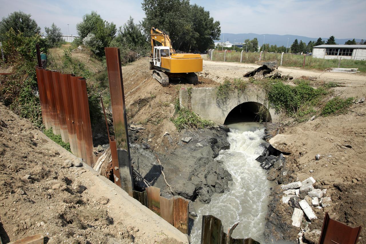 13.08.2014., Zagreb - Pocetak radova i zatvaranje septickog kanala u Kozari putevima.. Photo: Grgur Zucko/PIXSELL  