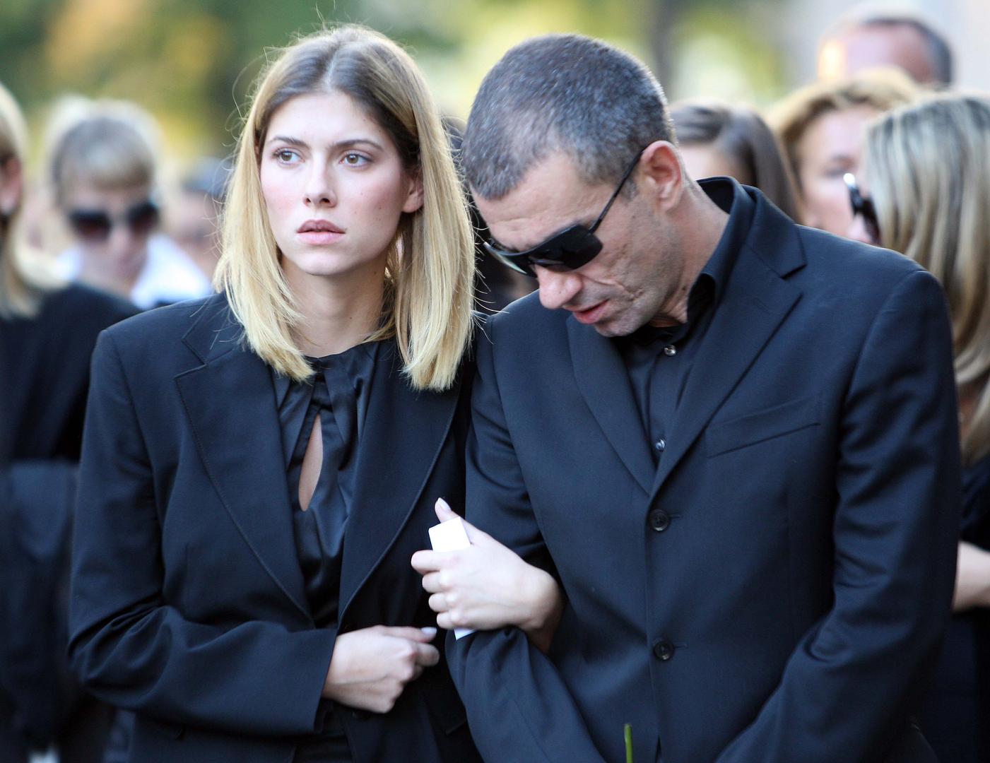 10.10.2008. Zagreb, Hrvatska. Na groblju Mirogoj pokopana je Ivana Hodak, kcer odvjetnika Zvonimira Hodaka i bivse politicarke Ljerke Mintas Hodak, koja je s dva hica u glavu ubijena ispred ulaza u svoj stan u ulici Pavla Hatza 2. Ivanu su ispratili brojni politicari, prijatelji i osobe s estrade. Pripadnica 'zlatne' hrvatske mladezi bila je u vezi s odvjetnikom Ljubom Pavasovicem Viskovic koji nije mogao suspregnuti suze. Jelena Percin i Ljubo Pavasovic ViskovicrPhoto Jurica Galoic/24sata