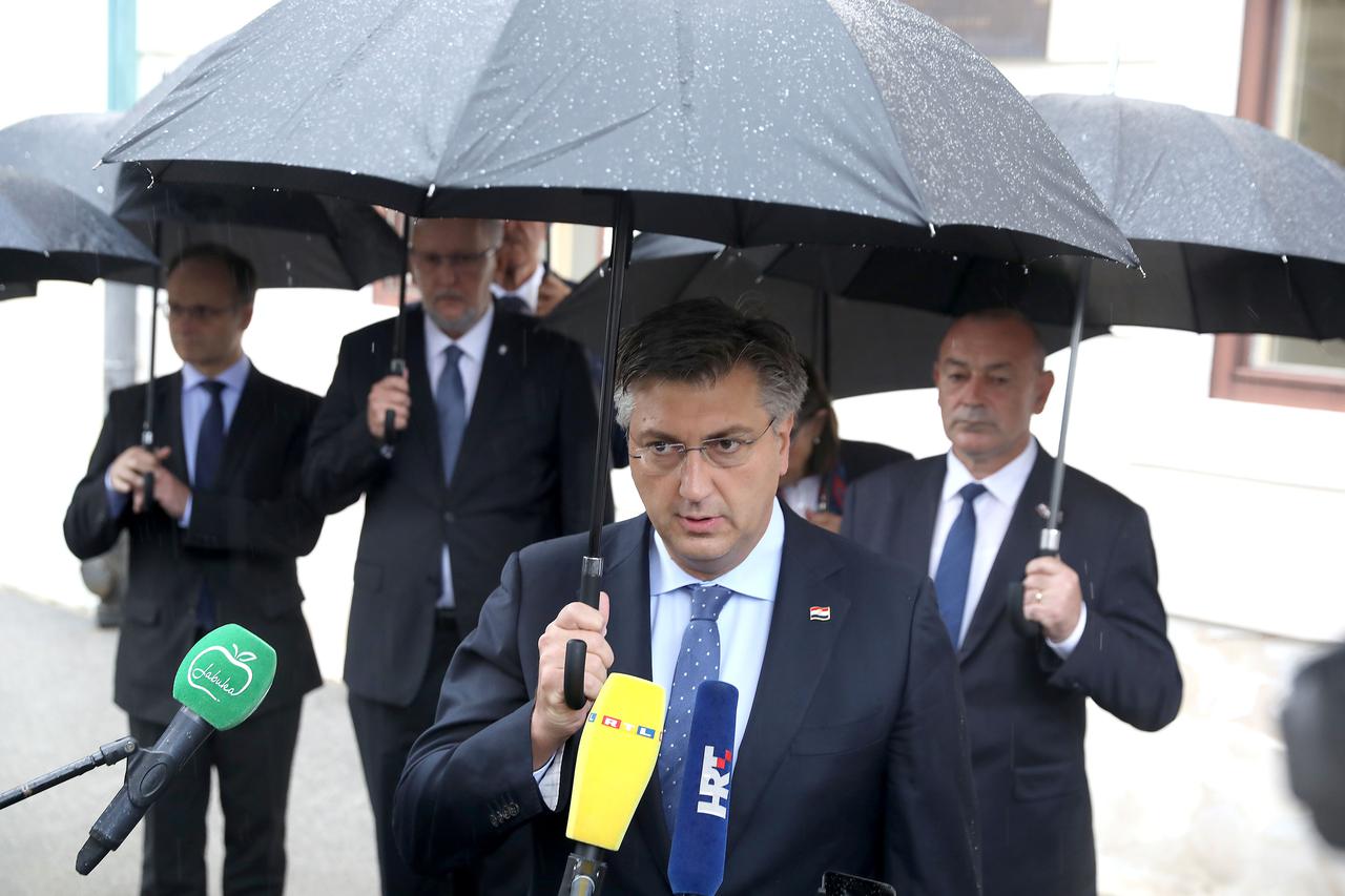 Plenković položio lovorov vijenac na spomen-ploču na 29. obljetnicu raketiranja Banskih dvora