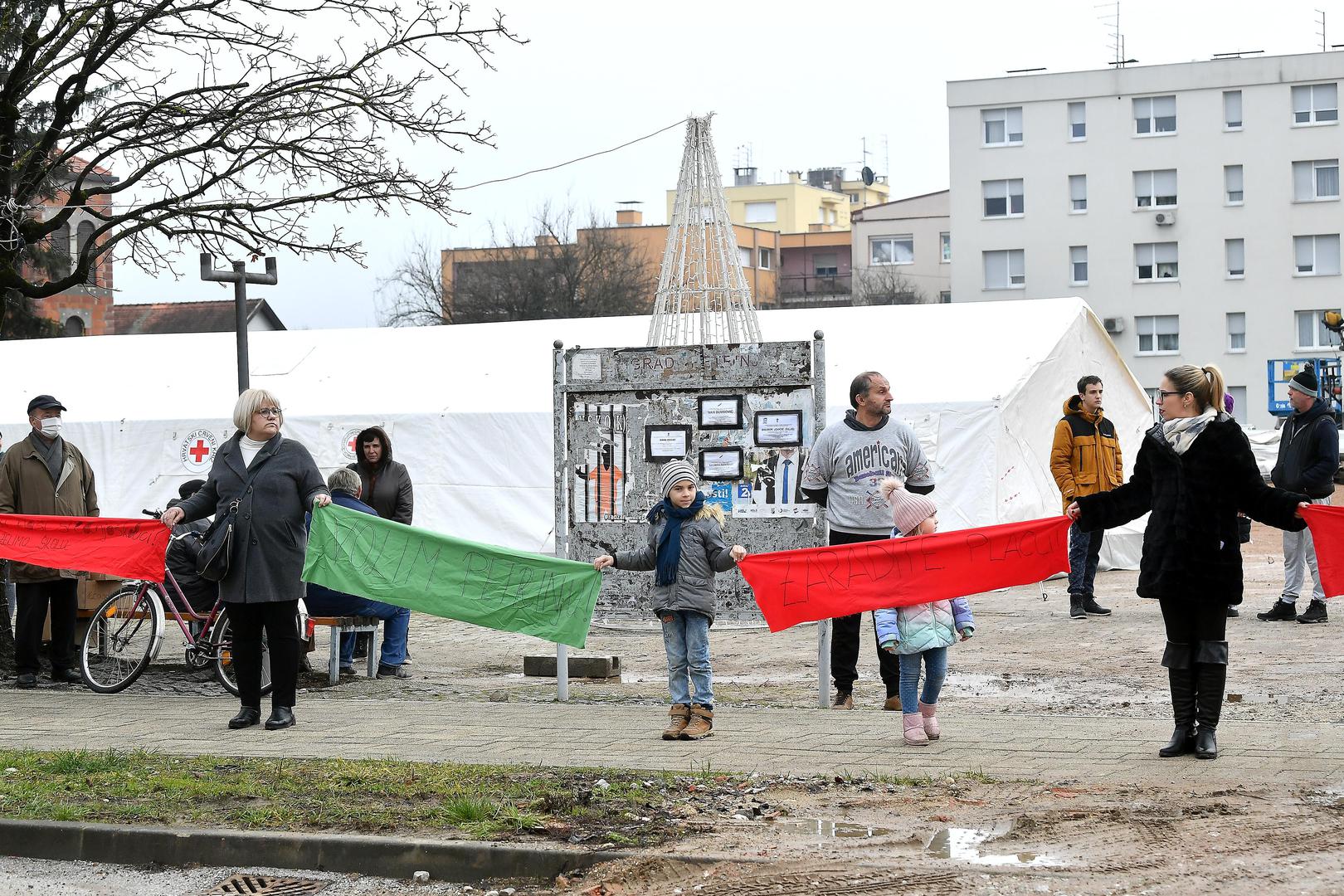 U vrijeme kada je Plenković bio u gradu, Petrinjci su se okupili i transparentima izrazili svoje nezadovoljstvom sporim procesom obnove. 