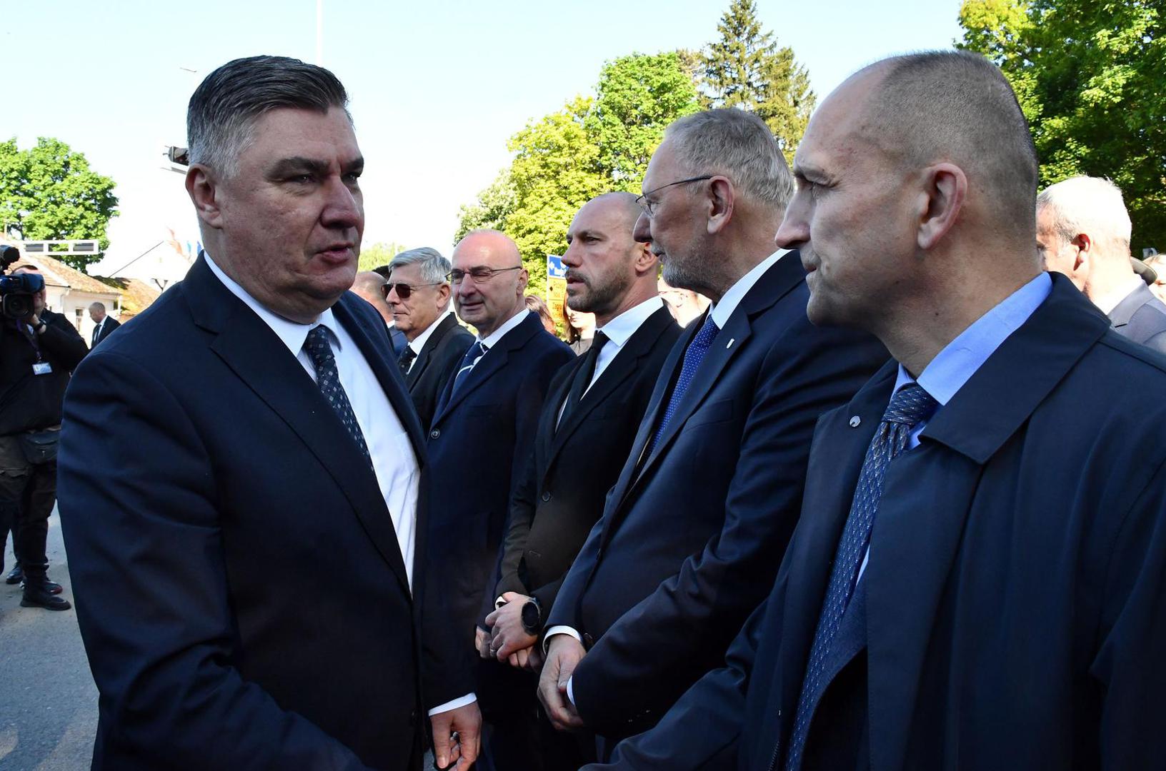 Vijence su položili i zapalili svijeće predsjednik Republike Zoran Milanović, predsjednik Hrvatskoga sabora Gordan Jandroković i predsjednik Vlade Andrej Plenković, uz izaslanstva ministarstava, županija i gradova te predstavnike udruga proizašlih iz Domovinskog rata. Predsjednik Zoran Milanović u Okučanima se rukovao i kratko pozdravio s HDZ-ovim ministrima i čelnicima. 