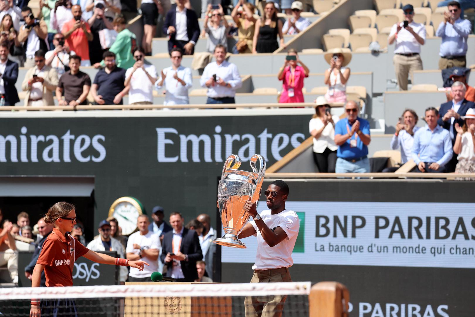 Organizatori nisu mogli bolje tempirati kratku ceremoniju, a trofej najprestižnijeg europskog nogometnog kluba stigao je nekoliko minuta nakon što je 361. igračica svijeta i wild card Francuskinja Lois Boisson iznenadila trećeplasiranu Amerikanku Jessicu Pegula u tri seta i plasirala se u četvrtfinale turnira.