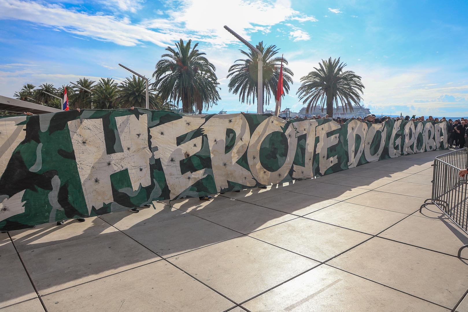 Na splitskoj Rivi u subotu je, nešto iza 11 sati, počeo prosvjed navijačke skupine Torcide zbog uhićenja devet osoba koje su sudjelovale u incidentu na obilježavanju Dana srpske kulture na Blatinama. 