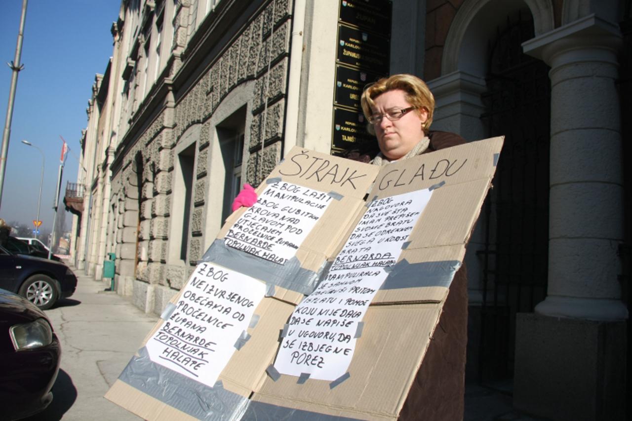 '07.02.2011. karlovac - Ivanka Vlasic p ispred zgrade karlovacke zupanije pocela strajk gladu.Prosvjeduje zbog navodnih manipulacija procelnice zupana Bernardice Topolnjak Halapa da je zbog nje izgubi
