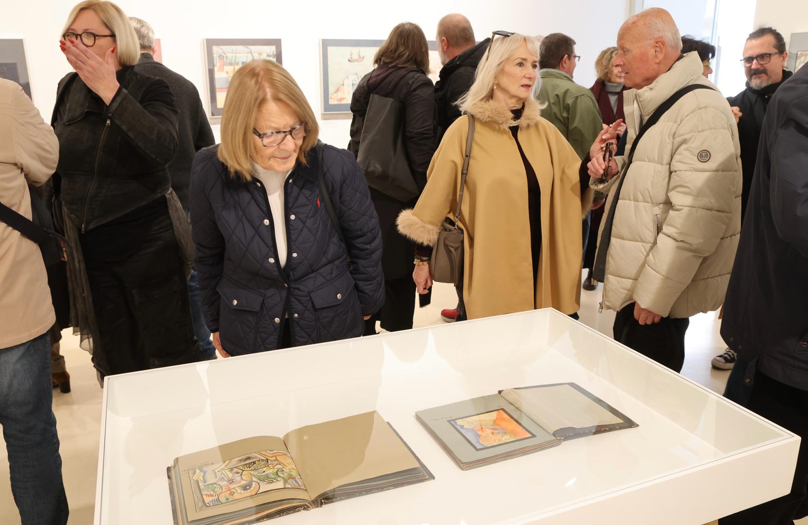 "Radovi su zalijepljeni na dva longa, numerirani i opremljeni legendom na hrvatskom i češkom jeziku", rekla je kustosica izložbe