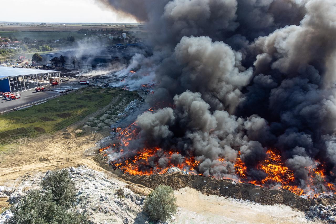 Nove fotografije iz zraka požara u osječkoj tvrtki za preradu plastike "Drava International"