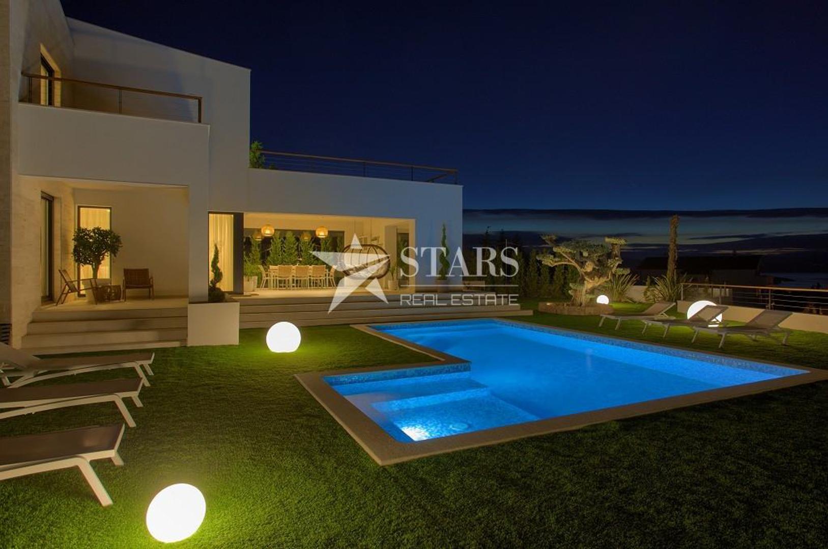 Eksterijer se sastoji od uređene okućnice, bazena sa sunčalištem te terase s grill zonom.

