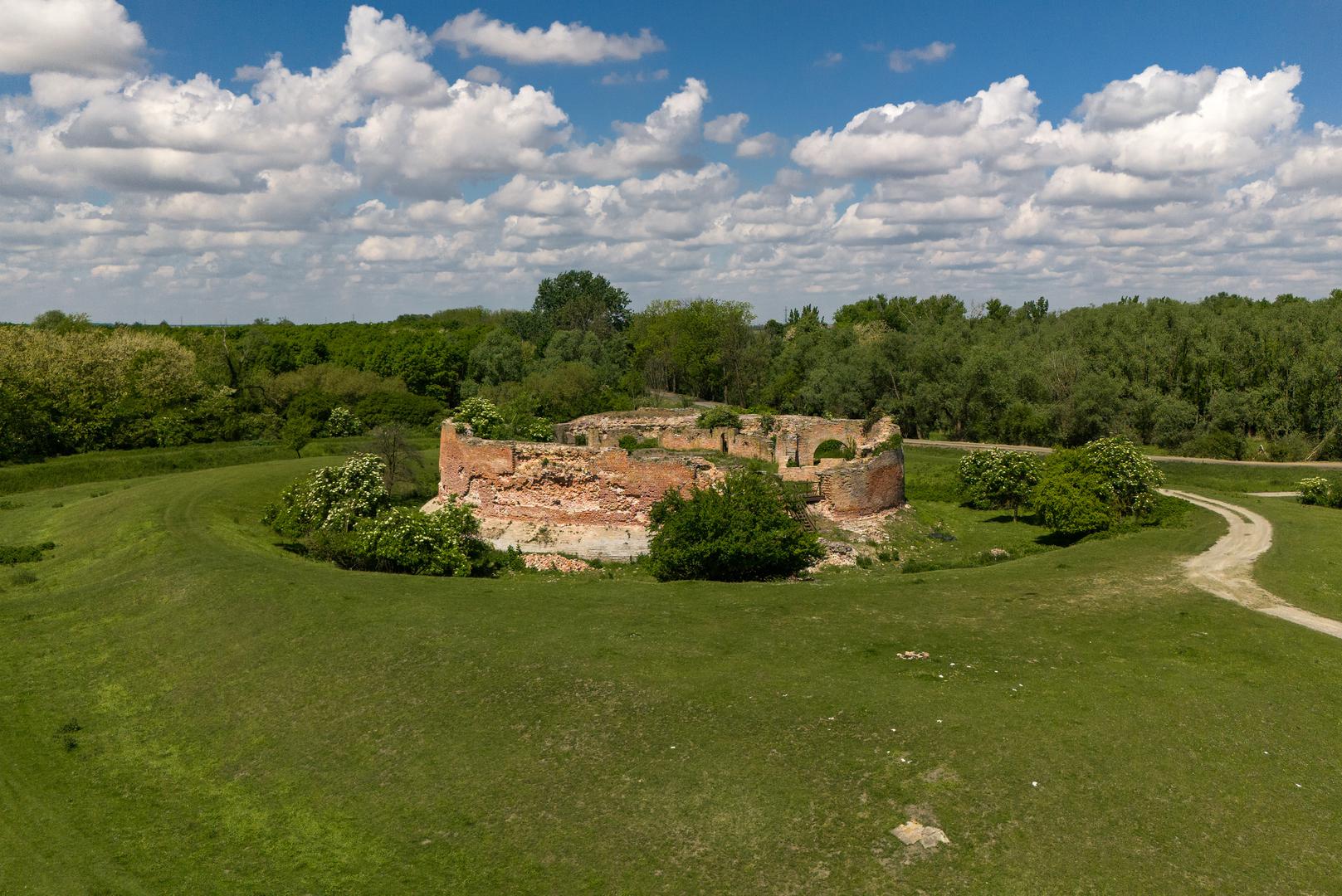 Svoje je blago u "zmijskoj kuli" navodno ostavio i barun Franjo Trenk, nakon uspješnih ratova za austrijsku krunu. Priča se kako nitko od njegovih suradnika nije imao hrabrosti doći po zlatnike, pa bi još mogli biti zakopani negdje u blizini, piše portal Blaga misterije.