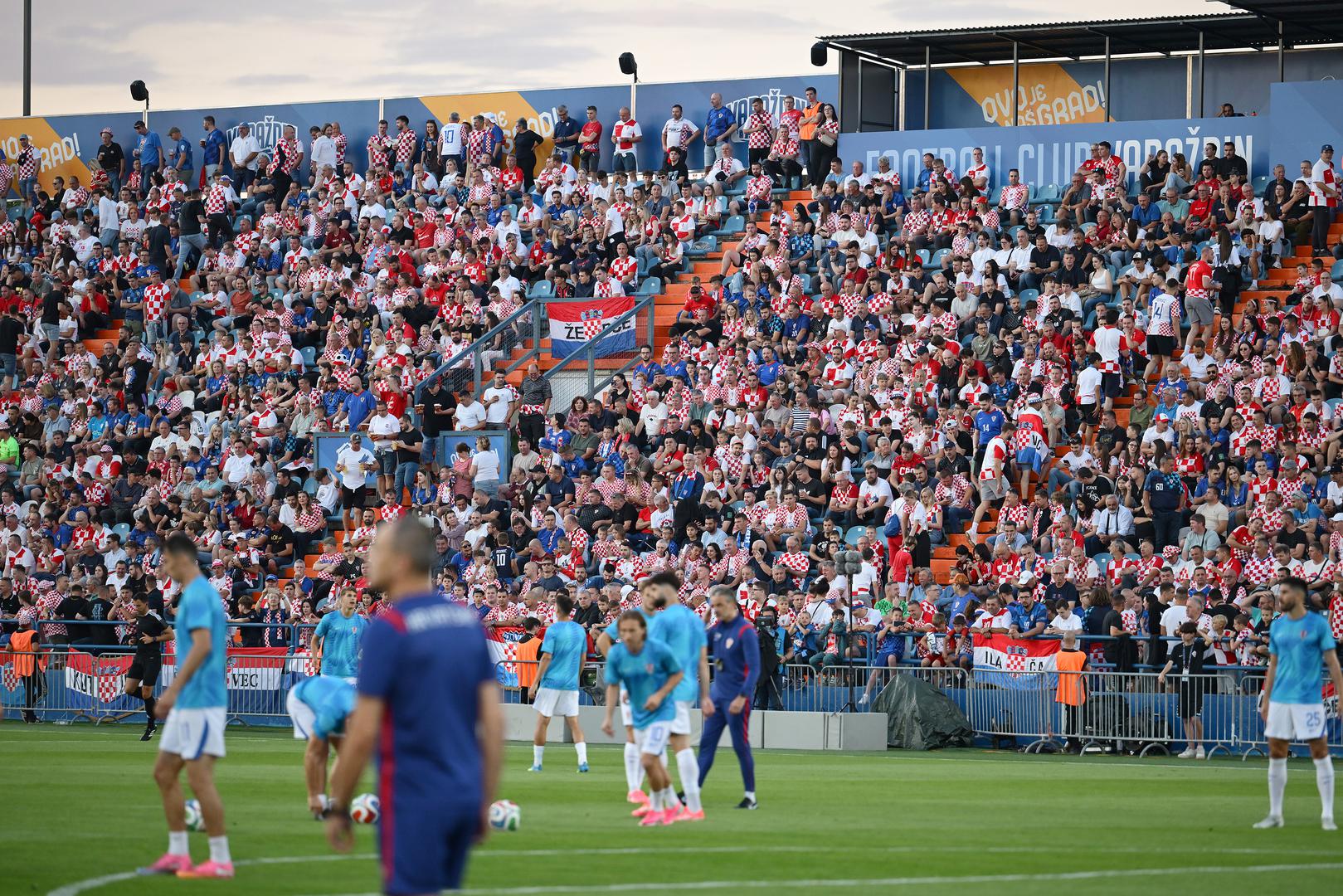 Na stadionu vlada odlična atmosfera uz ispunjene tribine.

