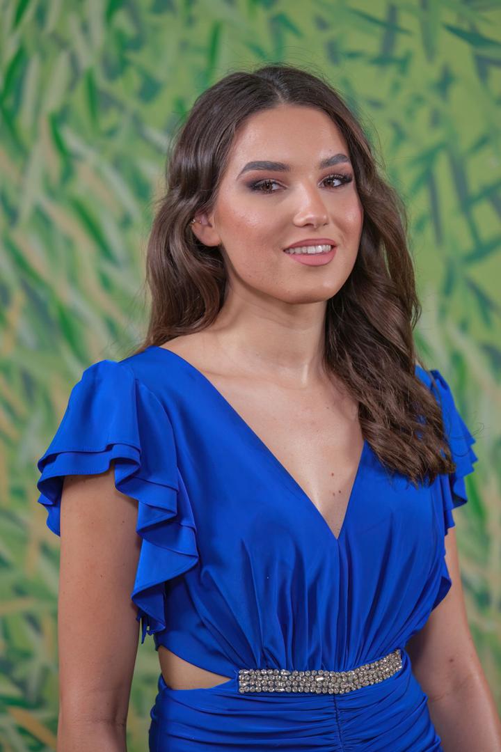 ANA PAVLOVIĆ – MISS VUKOVARSKO-SRIJEMSKE ŽUPANIJE Ana ima 20 godina i dolazi iz Vinkovaca, no trenutno živi u Osijeku. Studentica je druge godine preddiplomskog studija na Ekonomskom fakultetu u Osijeku i članica studentske udruge Erudio. Obrazovanje smatra ključnim  i nastoji svakodnevno učiti i primjenjivati znanje, a sudjelovala je i u debati u Europskom parlamentu u Strasbourgu. Voli čitati, putovati, upoznavati nove kulture i družiti se s obitelji i prijateljima. Aktivno govori engleski, razumije njemački, a trenirala je plivanje deset godina. Danas redovito trenira u teretani i vodi zdrav život. Cilj joj je inspirirati druge ljude, posebno mlade žene, da vjeruju u sebe, rade na sebi i slijede svoje snove.