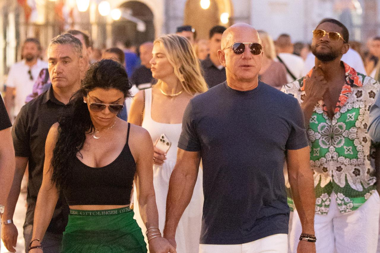 Osnivač Amazona Jeff Bezos i zaručnica Lauren Sanchez prošetali Stradunom