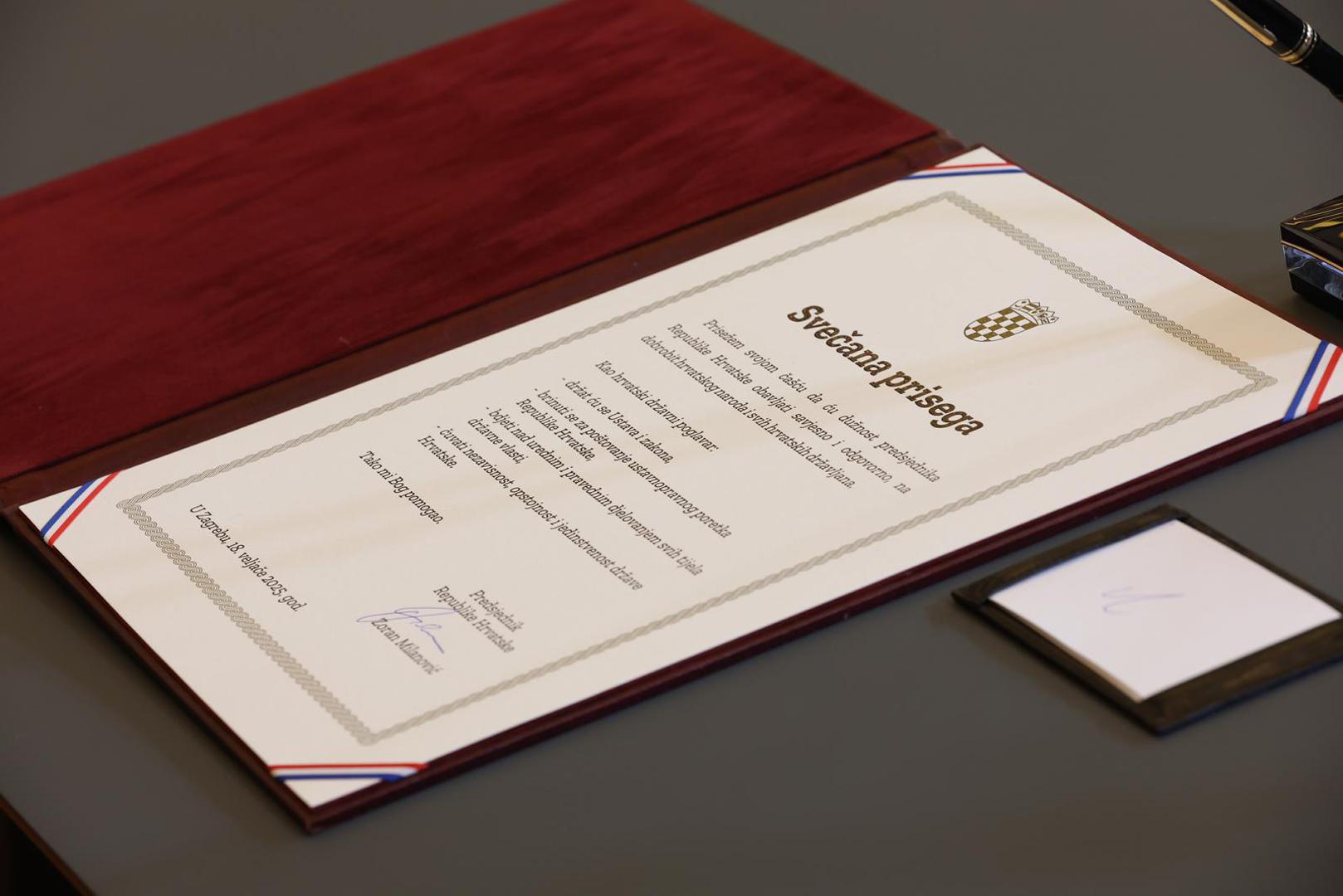 - Prisežem svojom čašću da ću dužnost predsjednika Republike Hrvatske obavljati savjesno i odgovorno, na dobrobit hrvatskog naroda i svih hrvatskih državljana. Kao hrvatski državni poglavar, držat ću se Ustava i zakona, brinuti se za poštovanje ustavnopravnog poretka Republike Hrvatske, bdjeti nad urednim i pravednim djelovanjem svih tijela državne vlasti, čuvati nezavisnost, opstojnost i jedinstvenost Republike Hrvatske. Tako mi Bog pomogao, prisegnuo je Milanović na svečanosti u predsjedničkom Uredu na Pantovčaku.