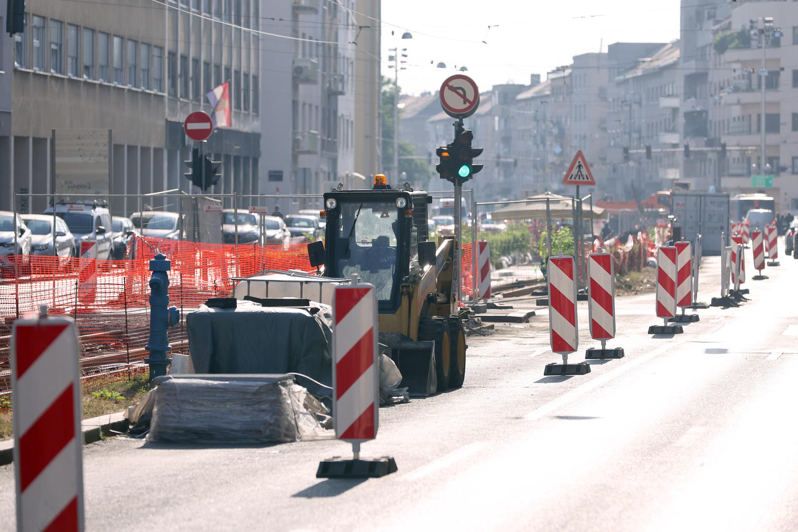 Kako su radovi u samom središtu raskrižja, nije ih moguće izvesti uz redovno odvijanje prometa. Promet u smjeru zapada je usporen i stvara se kolona, javio je Pixsellov fotoreporter Patrik Macek.
