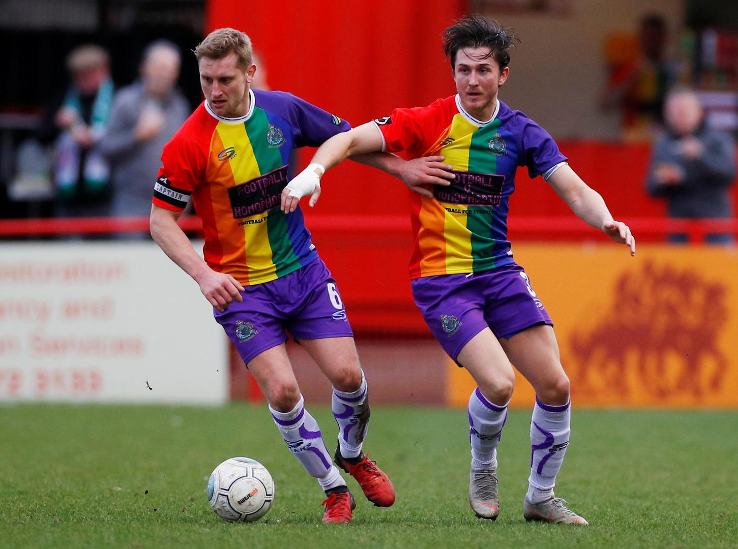 Odlučili su se u znak podrške LGBT zajednici odigrati utakmicu u dresovima duginih boja. 


