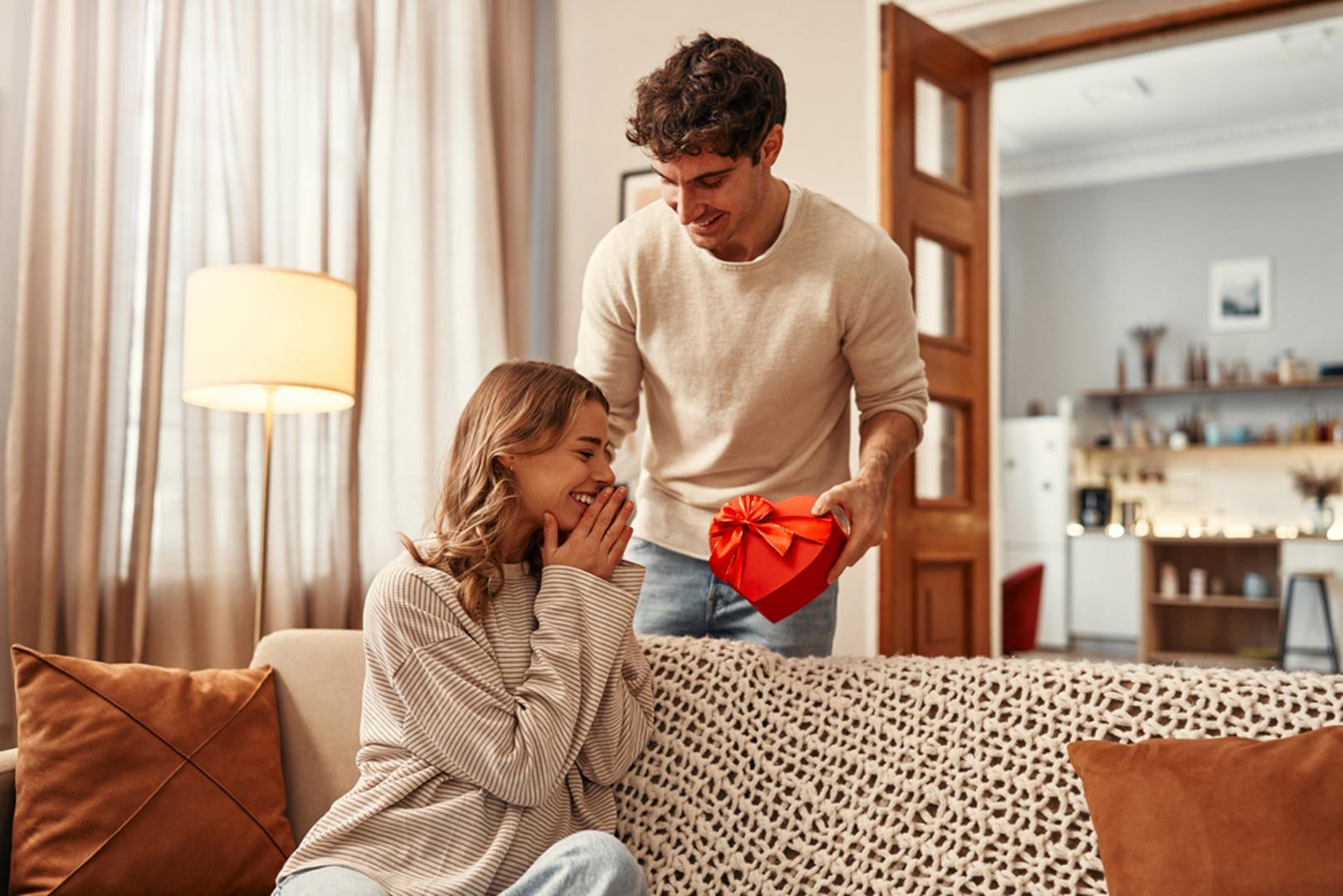 Jedna od ključnih pozitivnih osobina Lava je velikodušnost. Pripadnici ovog znaka rado će pomoći drugima, bilo savjetom, djelima ili jednostavno prisutnošću. Vole pokazivati pažnju i uživaju kada mogu usrećiti ljude oko sebe. 