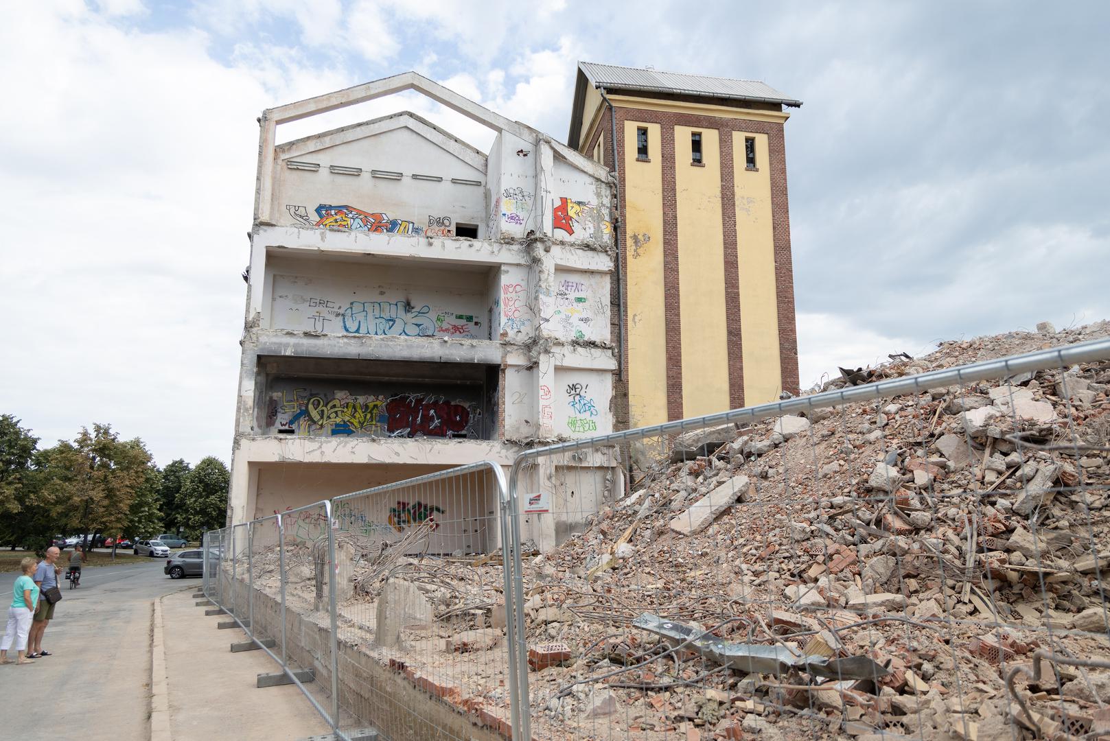 Što će točno biti izgrađeno na dijelu koji se sada ruši mehanizacijom Osijek-Koteksa, zasad se službeno ne zna.
