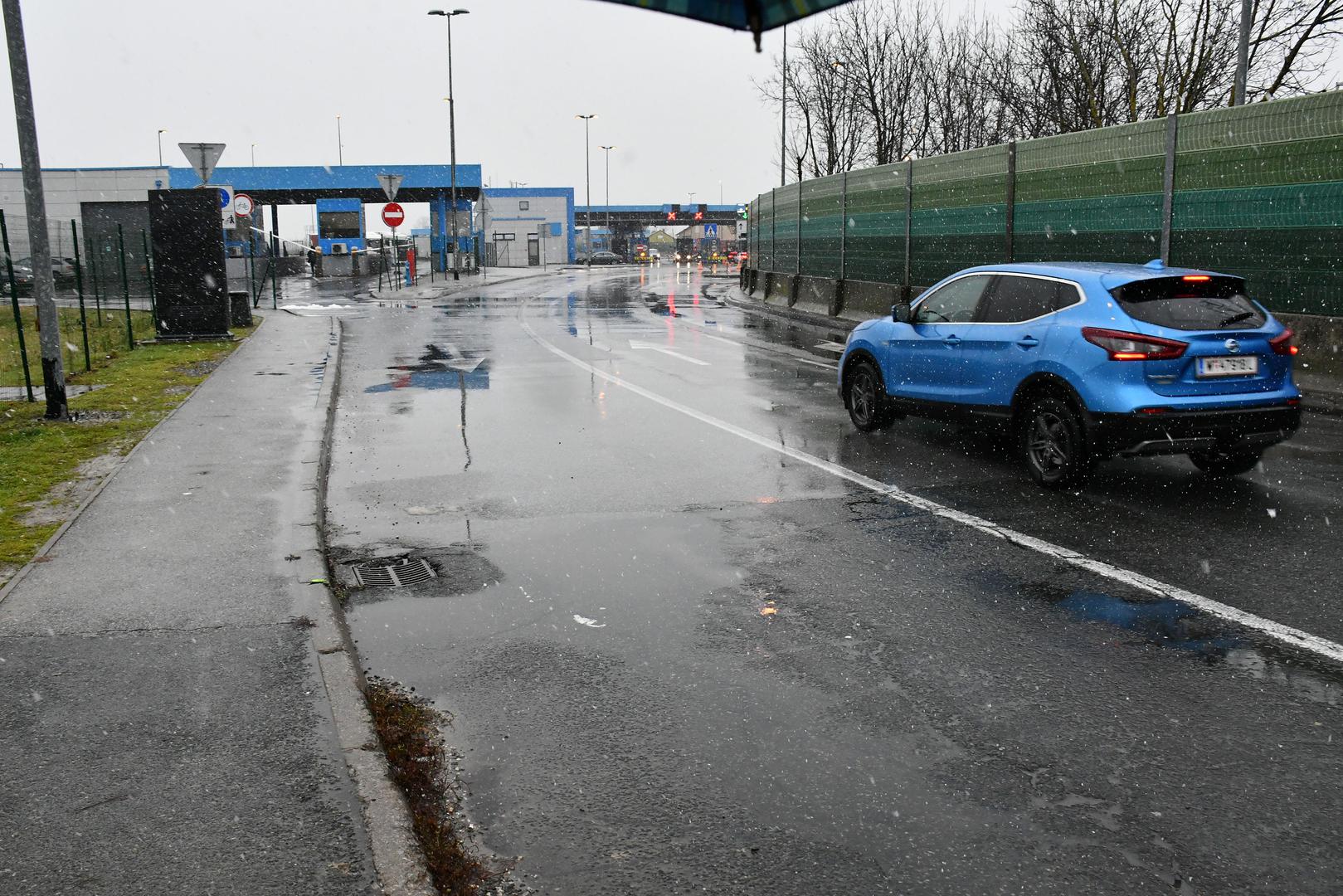 S druge strane, dopušteno je bez ograničenja količine unijeti kruh, kolače, kekse, vafle i oblatne, dvopek, tostirani kruh te slične prepečene proizvode s manje od 20% prerađenih mliječnih proizvoda i proizvoda od jaja koji su trajni na sobnoj temperaturi ili su tijekom proizvodnje bili podvrgnuti potpunom kuhanju ili postupku toplinske obrade jednoliko u cijelom proizvodu, tako da je sav sirov proizvod denaturiran.