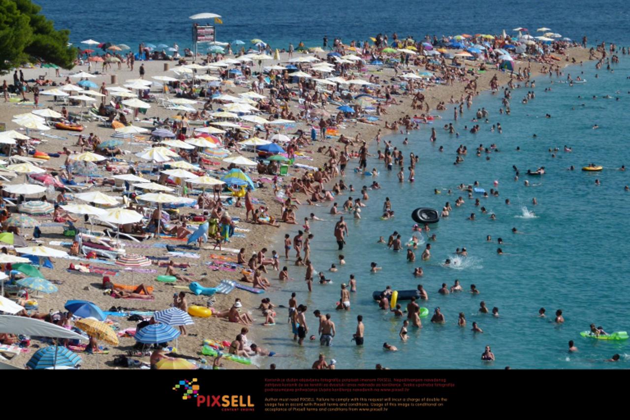 '08.08.2011., Bol -  Plaza Zlatni rat okupana suncem u kasno poslijepodne.  Photo: Ivo Cagalj/PIXSELL'