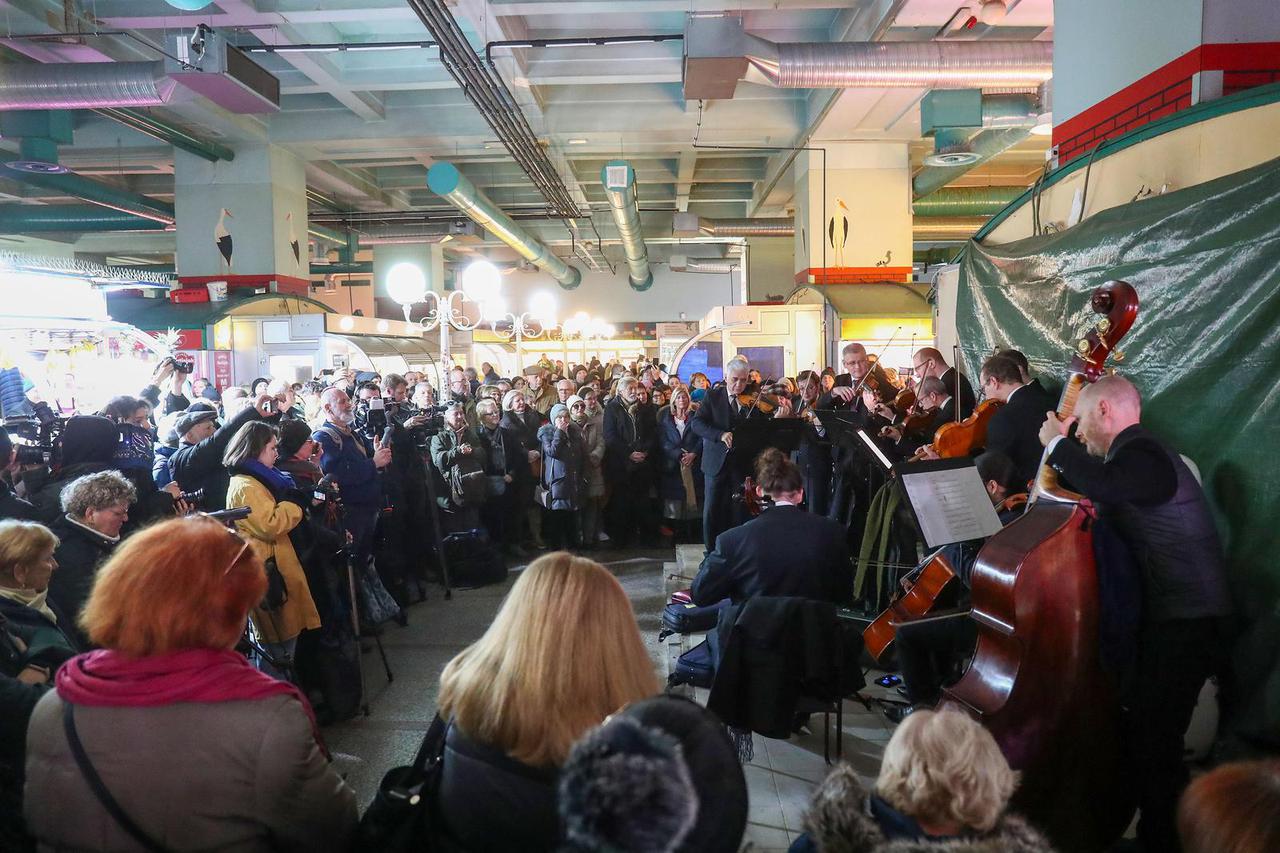 Zagreb: Tradicionalni besplatni mini koncert Zagrebačkih solista na tržnici Dolac