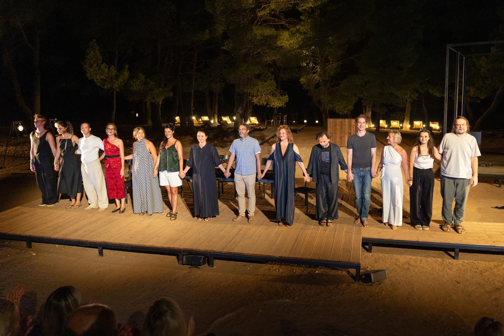 U predstavi igraju Nina Violić (Ellida Wangel), Franjo Dijak (Doktor Wangel), Nikolina Prkačin (Bolette), Tea Harčević (Hilde), Adrian Pezdirc (Lyngstrand), Rakan Rushaidat (Arnholm) i Jure Henigman (Stranac)