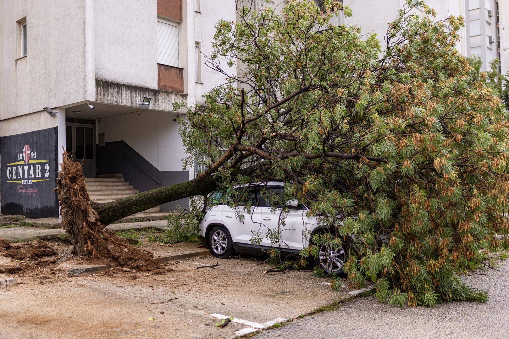 Najmanje 63 vozila su oštećena, a važne prometnice u središtu Mostara blokirane u nevremenu koje je u noći na četvrtak pogodilo taj dio Hercegovine. 

