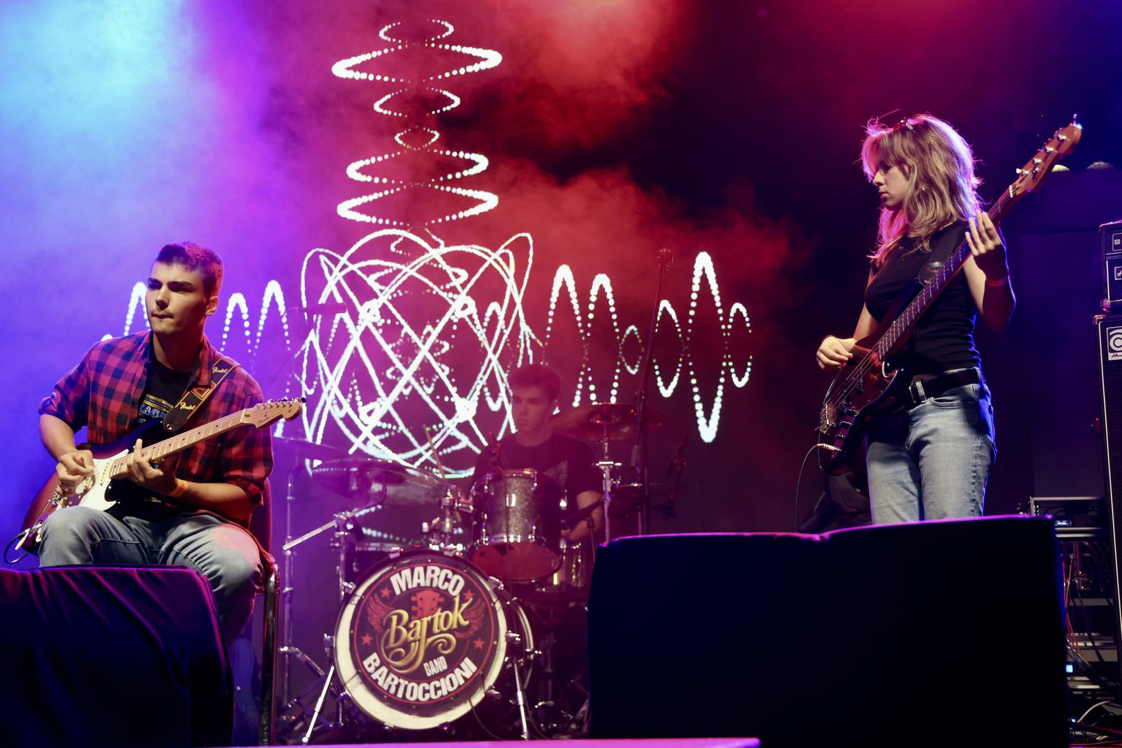 Uslijedio je nastup Thrill Blues School Banda, sastavljenog od polaznika i mentora festivalskih radionica.