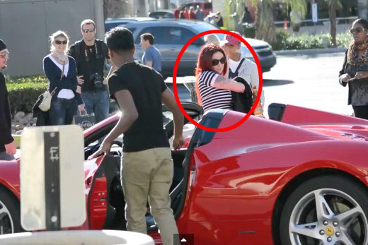 Skrivena kamera: Ferrari i djevojke