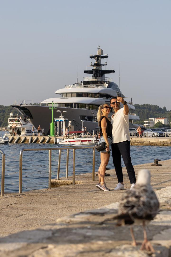 Tjedni najam kreće se od 1.200.000 eura, ali s dodatnim troškovima nerijetko premaši 1.368.000 eura tjedno.

